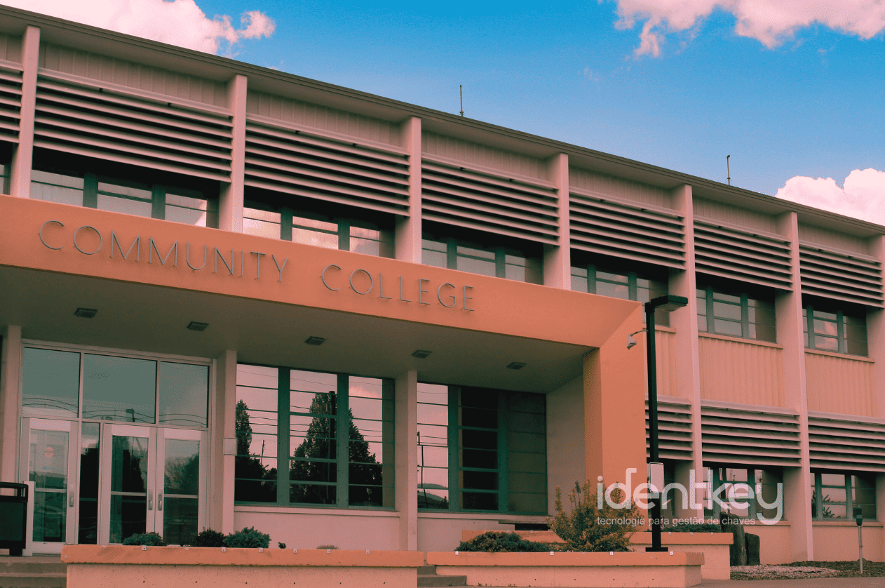 7 motivos para sua instituição de ensino adotar gestão inteligente de chaves com a Identkey: mais segurança, eficiência e rastreabilidade.