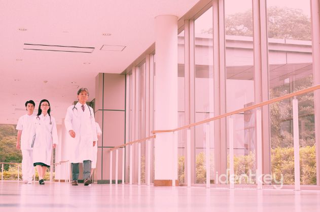 Veja como hospitais e escolas podem reduzir riscos com gestão inteligente de chaves e controle estratégico da IdentKey.