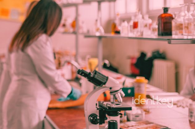 Descubra como escolas e universidades podem aumentar a segurança e a rastreabilidade com gestão inteligente de chaves.