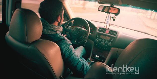 Entenda como a gestão de chaves melhora a eficiência operacional, os test drives e os test rides em concessionárias de carros e motos.