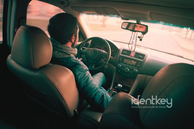 Entenda como a gestão de chaves melhora a eficiência operacional, os test drives e os test rides em concessionárias de carros e motos.